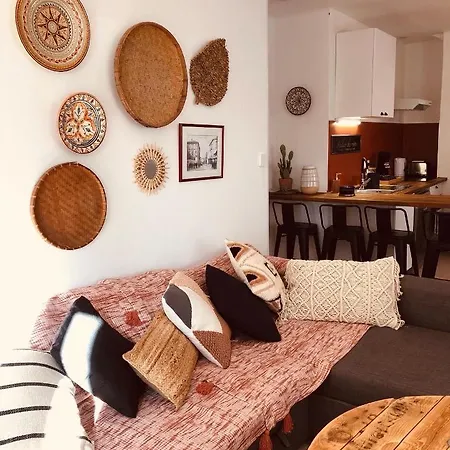 Casa Dahlia - Charmant Appartement Equipe Avec Terrasse, 50M Du Port *